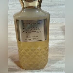 Bath & Body Works Snowflakes & Cashmere Shower Gel - Cream